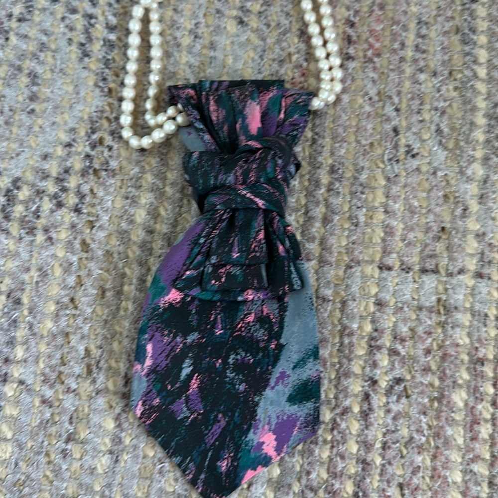 Upcycled Ladies Necktie silk Necktie Necklace - Picture 5 of 5
